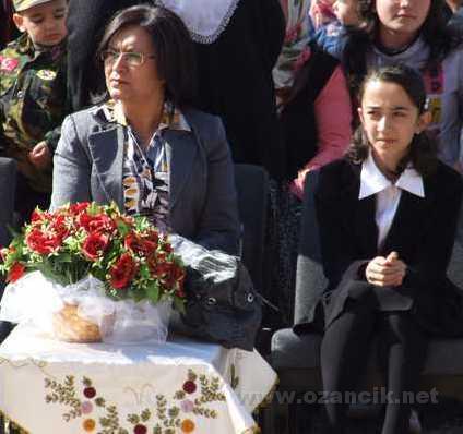 ben ve vekilim.jpg - Resimlerin Bize Ulaşmasını Saglayan Uzm. Öğrt. Emine ÇELİKOzancık İlköğretim Okulu Müdürümüze Teşekkür Ederiz.